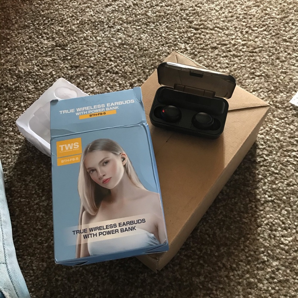 True Wireless Earbuds & Power Bank